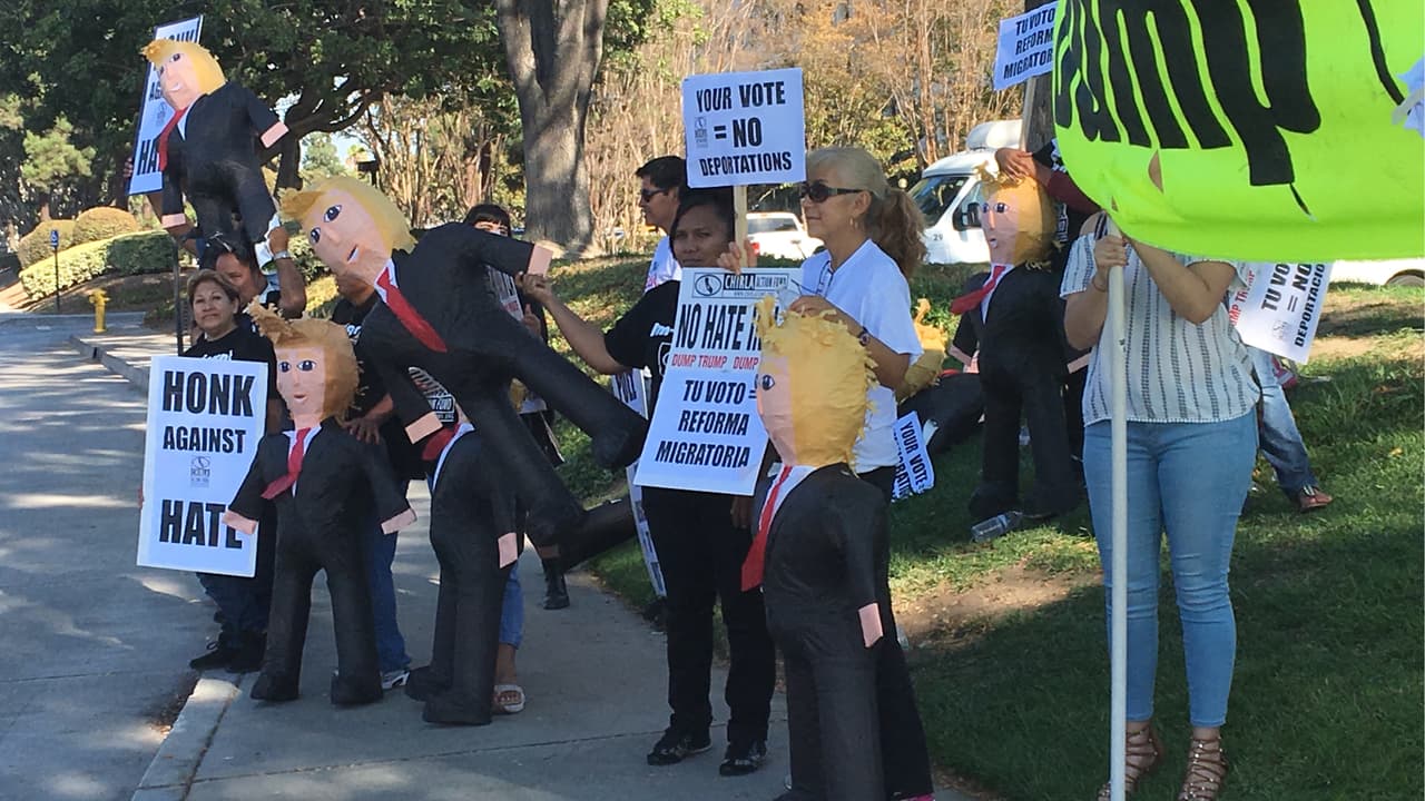 Piñatas de Donald Trump frente a la Oficina de Votantes de Los Ángeles.