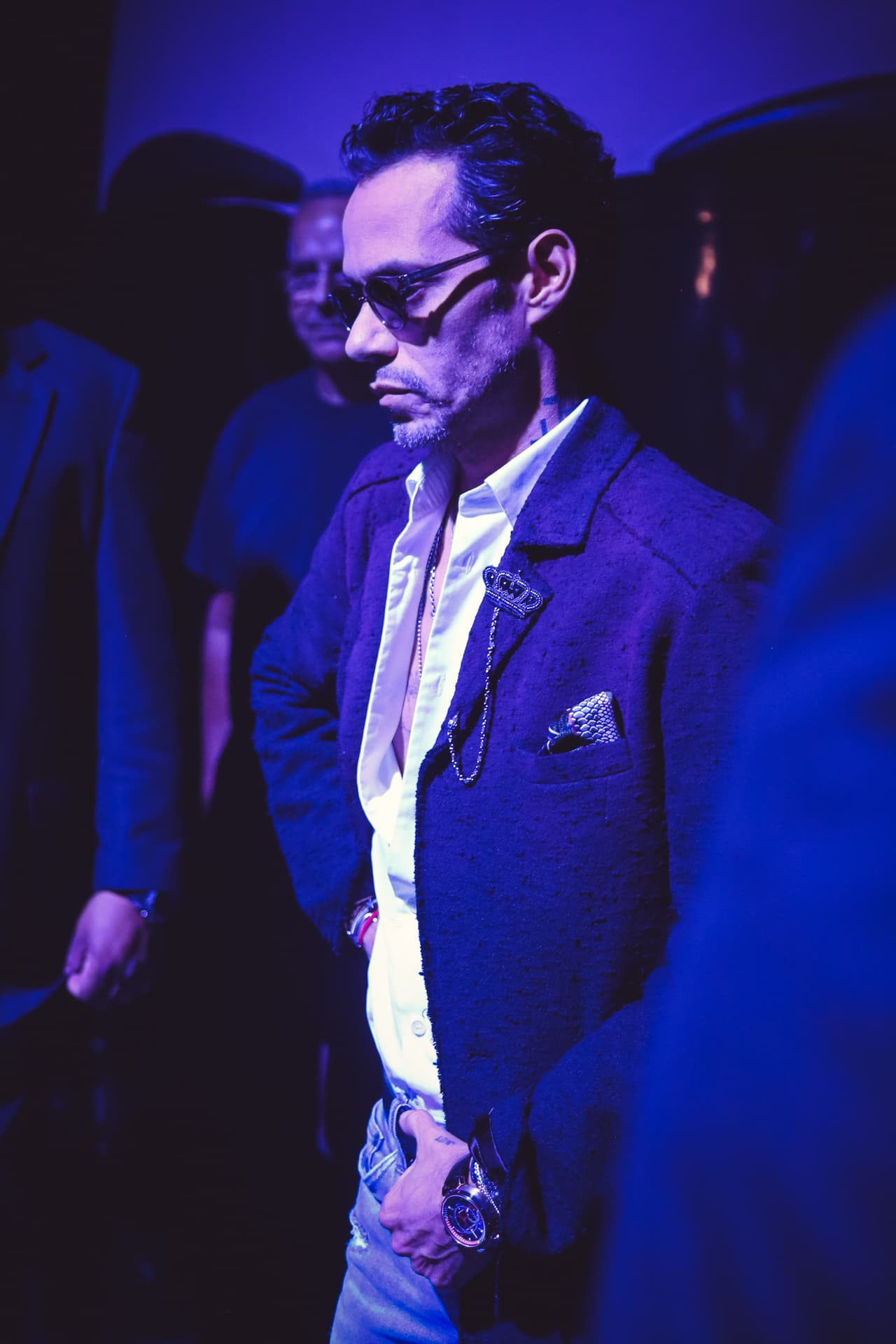 A quien también captamos infraganti fue a Marc Anthony, mientras estaba detrás del escenario.