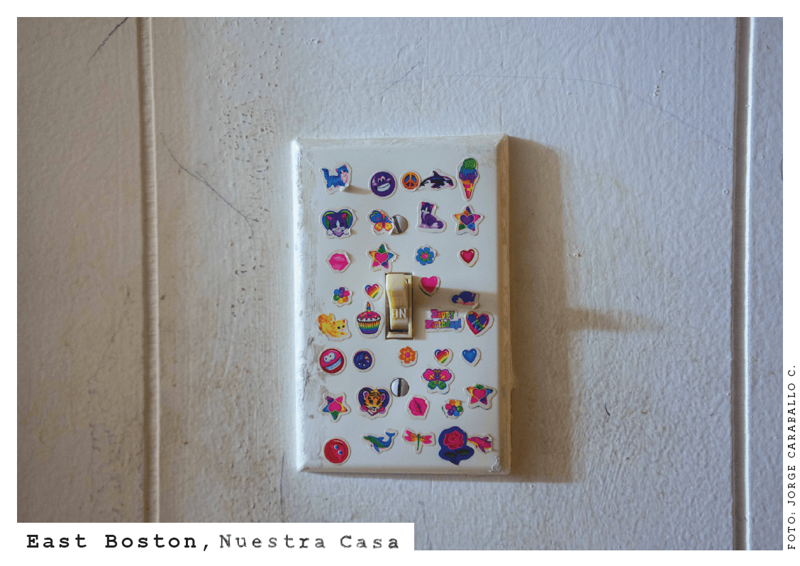 "No somos propietarios, pero son nuestros hogares", dice esta postal. "84% de los latinos en Boston vivimos en apartamentos arrendados, eso hace nuestra comunidad más vulnerable a los cambios en el mercado de vivienda", añade.