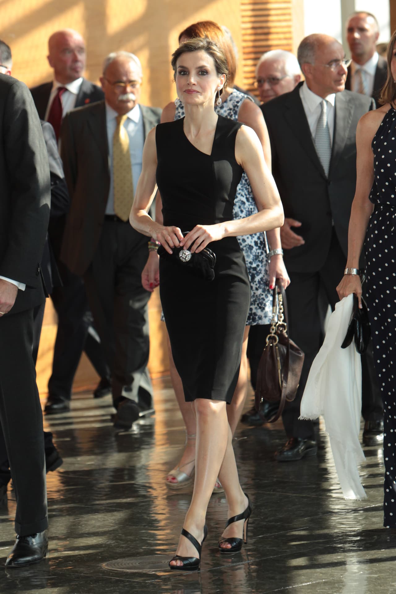 Aunque pocas veces se le ve de negro, este ícono de la moda sabe como hacer de un 'little black dress' un emblema solo eligiendo uno a la rodilla de un cuello diferente en forma triangular.