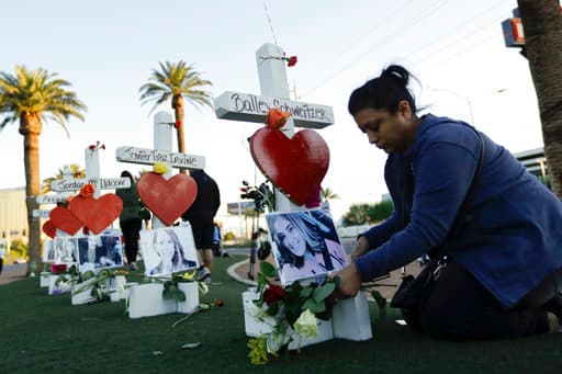 En la habitación del pistolero se encontraron más de una docena de rifles, armas automáticas, mirillas para disparar y cientos de cartuchos.