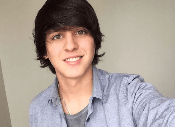 Nació en Estados Unidos pero se crió en Ecuador.