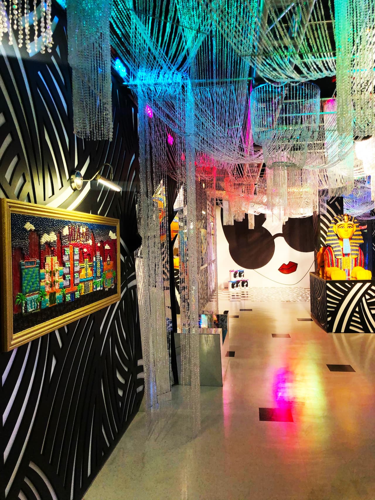 La mayoría de las exhibiciones están hechas de dulces e incluyen réplicas de obras de arte clásicas y retratos de personajes históricos y celebridades. Las muestras se pueden tocar, pero no son comestibles, ya que están recubiertas con barniz para preservarlas.