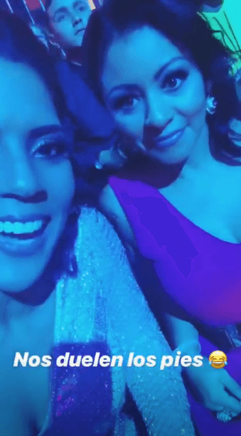 Aquí las vemos exhaustas por los zapatos pero aún con muchas ganas de seguir viviendo la noche especial.
<br>