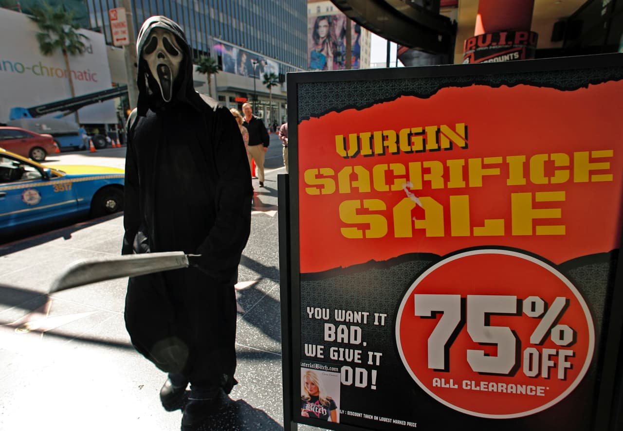 <b>Virgin Megastore USA.</b> La cadena Virgin Megastore llegó a tener 23 enormes tiendas de discos en EEUU. Su primerpunto de venta se abrió en 1992 en Los Ángeles. Pero la decadencia progresiva de la venta de CDs y DVDs
<a href="https://www.nytimes.com/2009/06/15/arts/music/15virgin.html">hizo que poco a poco perdiera rentabilidad</a>. Si bien tiene presencia en muchos países del mundo, la emblemática marca cerró en EEUU en 2009.
<br>