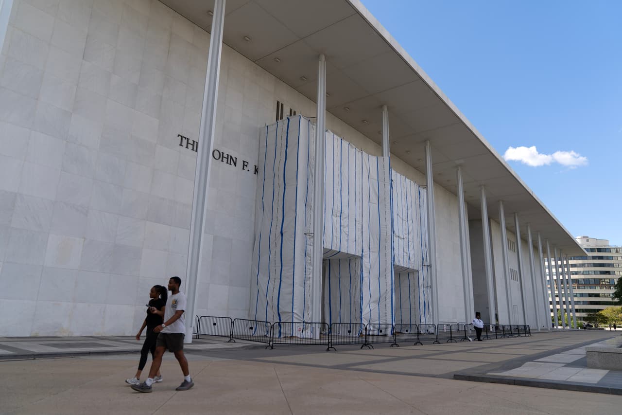 La junta directiva del Kennedy Center vota a favor de su cierre debido a problemas financieros y una disputa por la marca de Trump