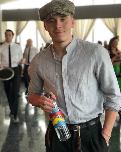 Él es Brooklyn, tiene 19 años y le apasionan los tatuajes al igual que a su padre.