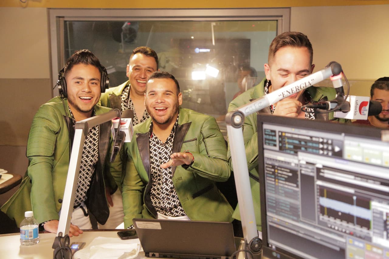 Muchas risas por parte de Banda Carnaval con todas las ocurrencias del
<a href="http://www.univision.com/musica/el-bueno-la-mala-y-el-feo">Bueno, La Mala y El Feo.</a>