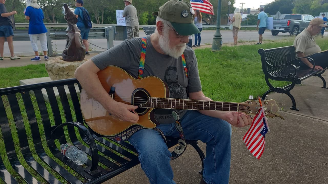 Solo
<b>un pequeño grupo de diez simpatizantes de Trump se hizo presente para expresar su postura contraria, argumentando que muchos de los asistentes no eran residentes locales. </b>
