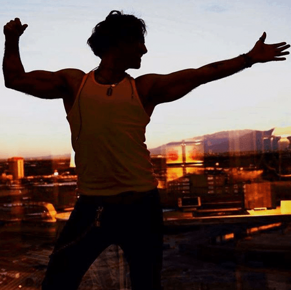 Pese a su ajetreado ritmo laboral, siempre se da tiempo de descubrir el mundo y compartirlo con sus seguidores.