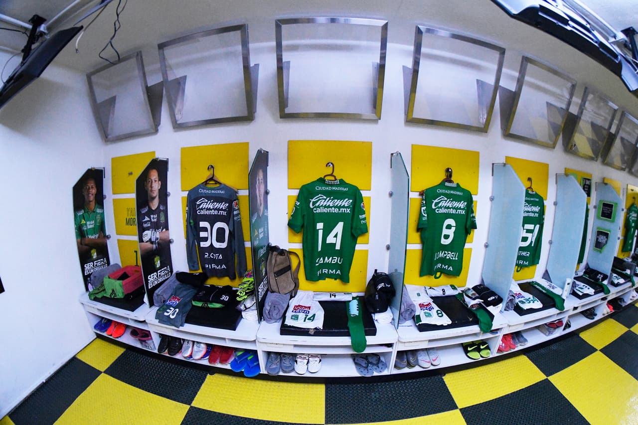 Así lucía el vestidor de los Esmeraldas antes del partido.