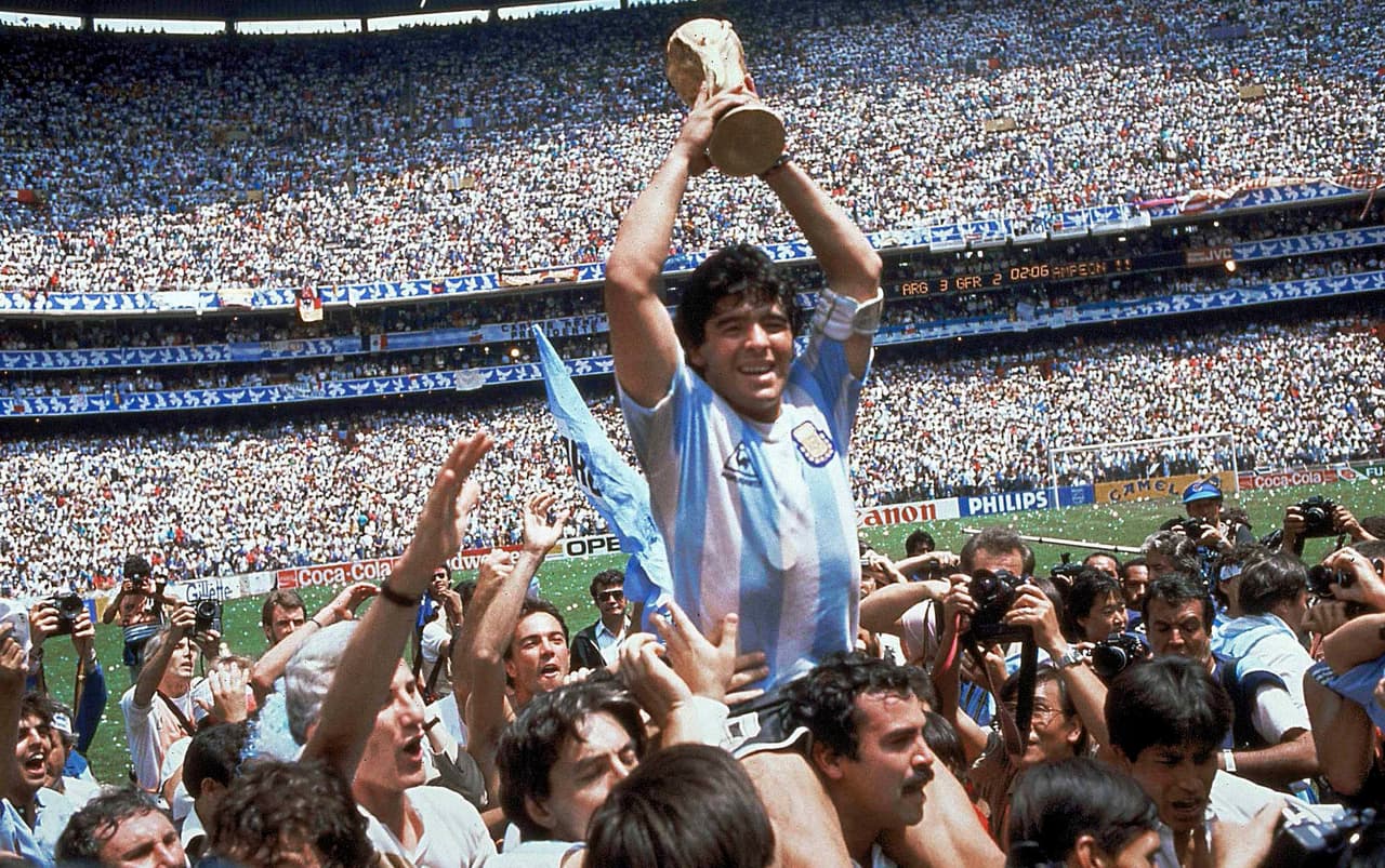 El 29 de junio de 1986, Diego Maradona levantó la Copa del Mundo tras ganar 3-2 a Alemania Occidental en el Estadio Azteca. (Ap Photo/Carlo Fumagalli, File)