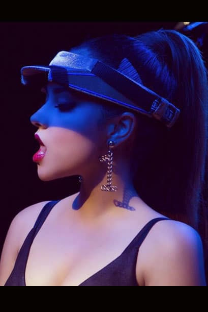 Tremendos aretotes son los que usa la bella Becky G, además de grandes tienen la figura del número 1.