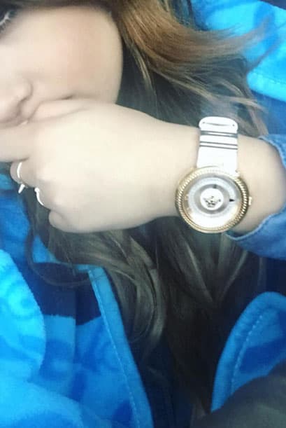 ¿Discreta? ¡Para nada! A la cantante le gusta llamar la atención con accesorios bastante grandes.