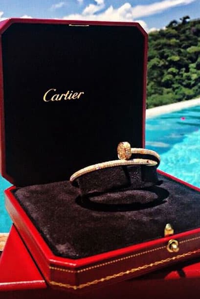 Nada más basta ver esta imagen para darnos cuenta que a Belinda le gusta lo bueno.