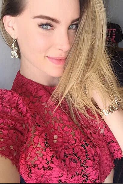 El oro es uno de los elementos que se ha encargado de darle mucho 'glamour' a su estilo.