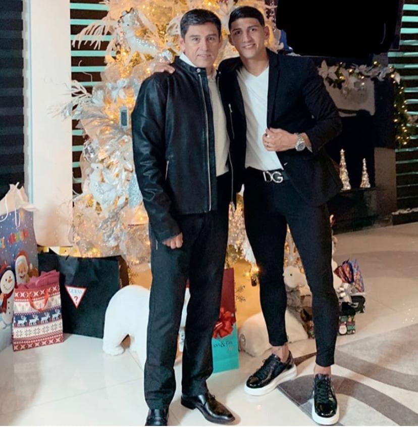 <b>Cinturón Dolce Gabbana</b>
<br>Este cinturón, sin duda, está por encima de los 4 mil pesos mexicanos y eso que depende la piel de su elaboración, así como el material de la hebilla.