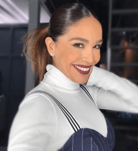 Aquí otra opción divertida. Una colita despeinada, como le llama Karla.