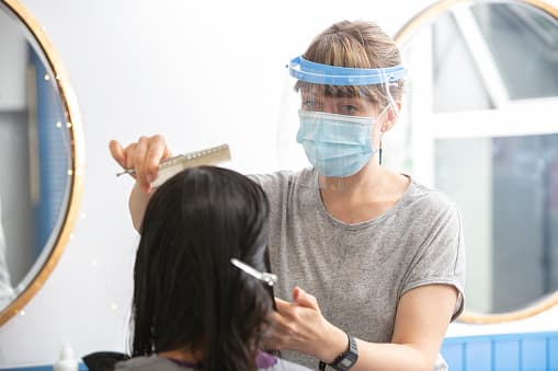 Empresas privadasMuchos dueños de negocios anunciaron esta semana que los requisitos de mascarillas continuarían en sus establecimientos. Si los clientes se niegan a cumplir, las empresas pueden rechazar legalmente el servicio e incluso pedirles que se vayan. Si los clientes se niegan a salir de la propiedad, podrían ser advertidos, citados o incluso arrestados por un delito menor.