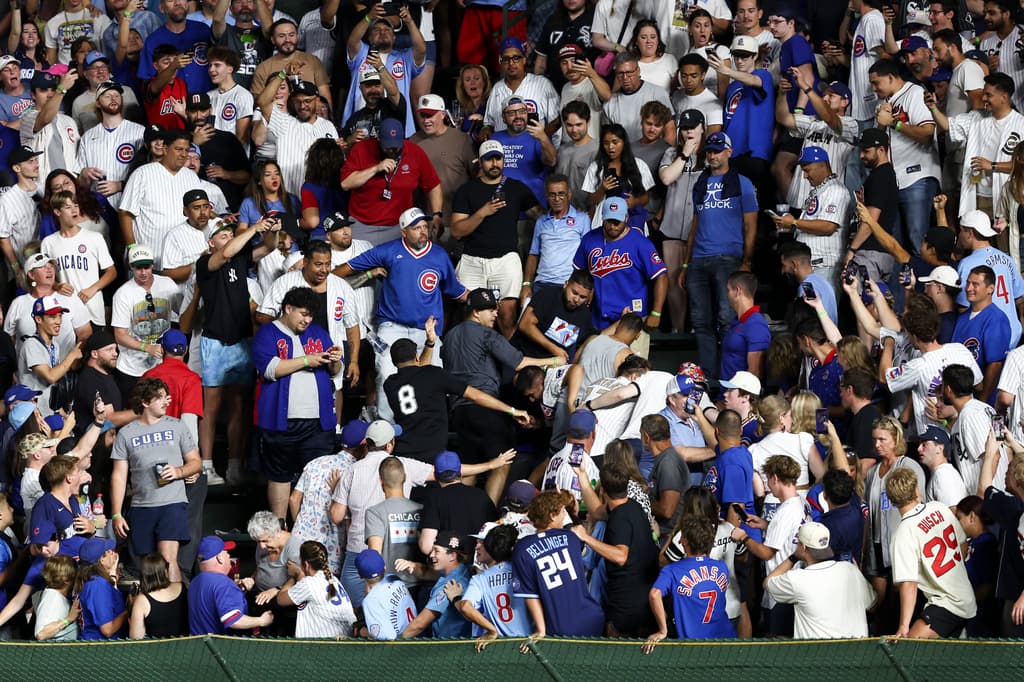 Se dan con todo en el Wrigley Field durante partido de Cubs contra White Sox