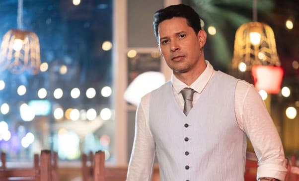 LEONI TORRES ENAMORA CON LETRAS PROFUNDAS EN SU NUEVO ÁLBUM “CUALQUIERA SE ENAMORA”