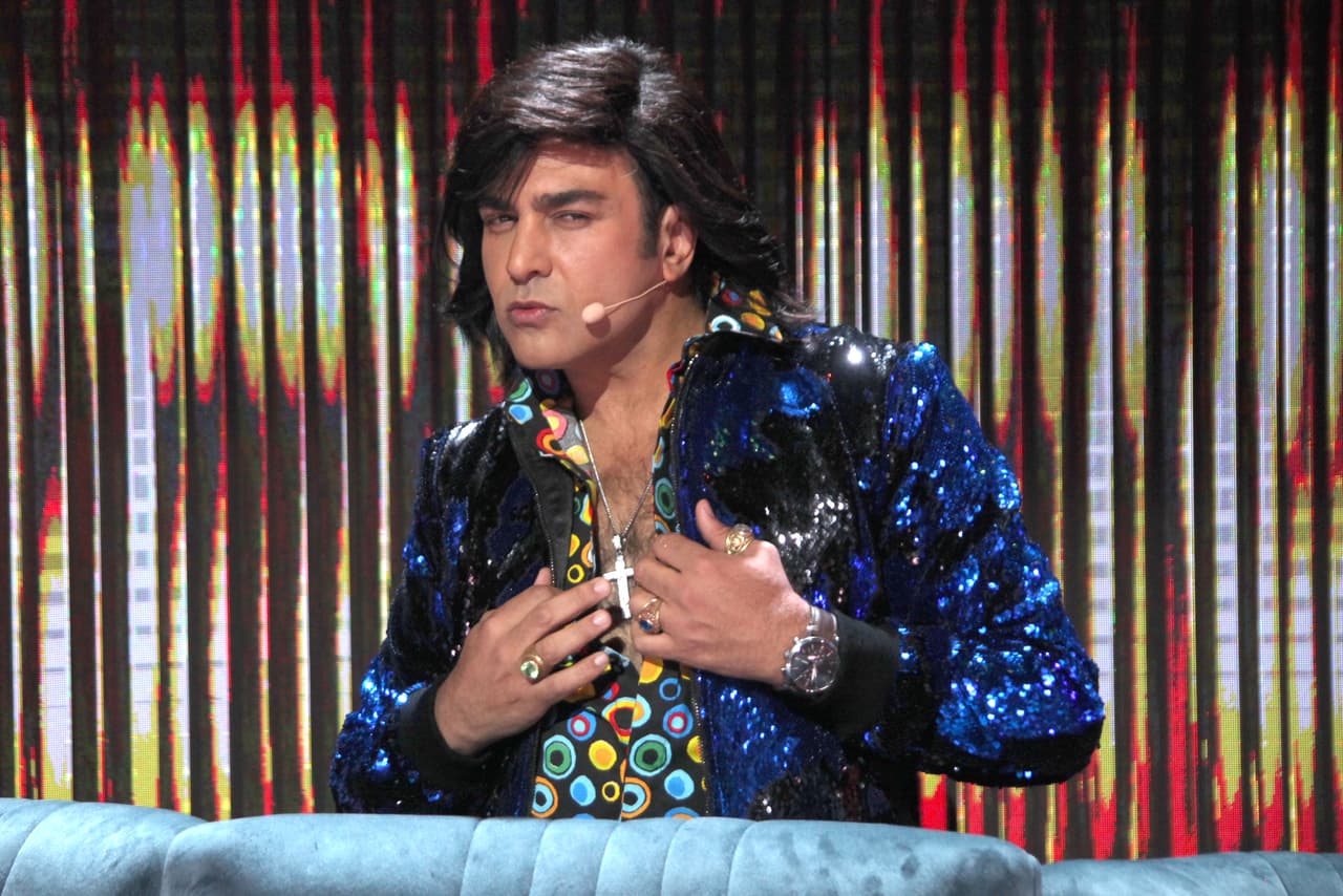 En la séptima gala volvió a brillar. En esta ocasión utilizò una chamarra con chaquiras azules.