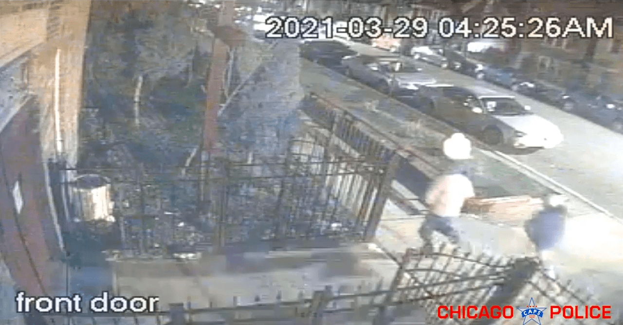 A Román y Toledo se les ve correr en dirección contraria por la calle 24.
<br>