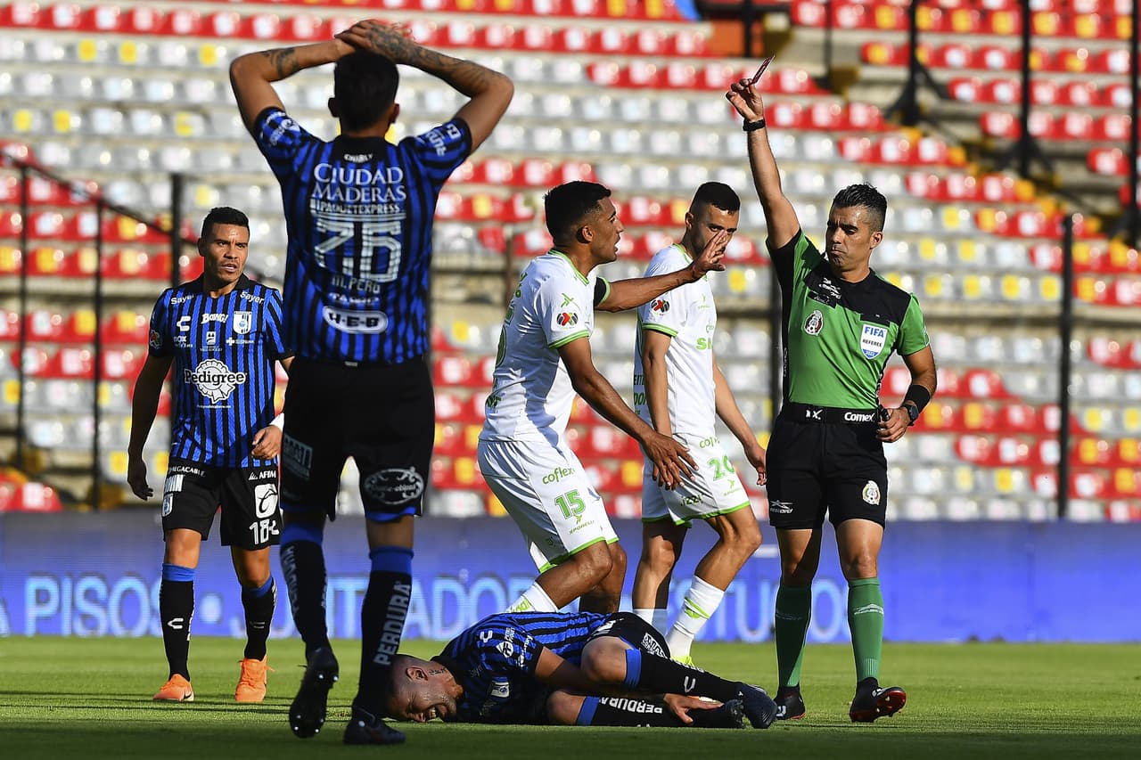 El arbitro Escobedo expulsó a dos jugadores de Juárez, Silvera al 19' y Olivera al 69'.