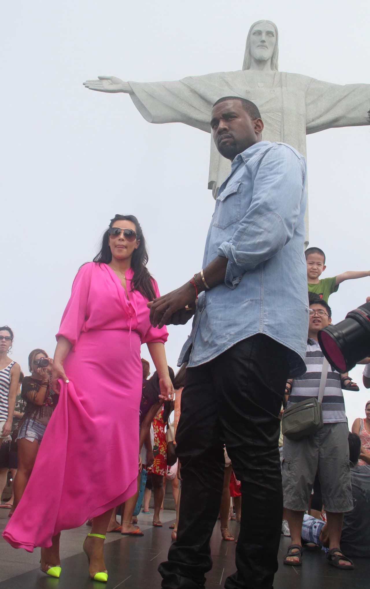 Viajó con Kanye West a Brasil.