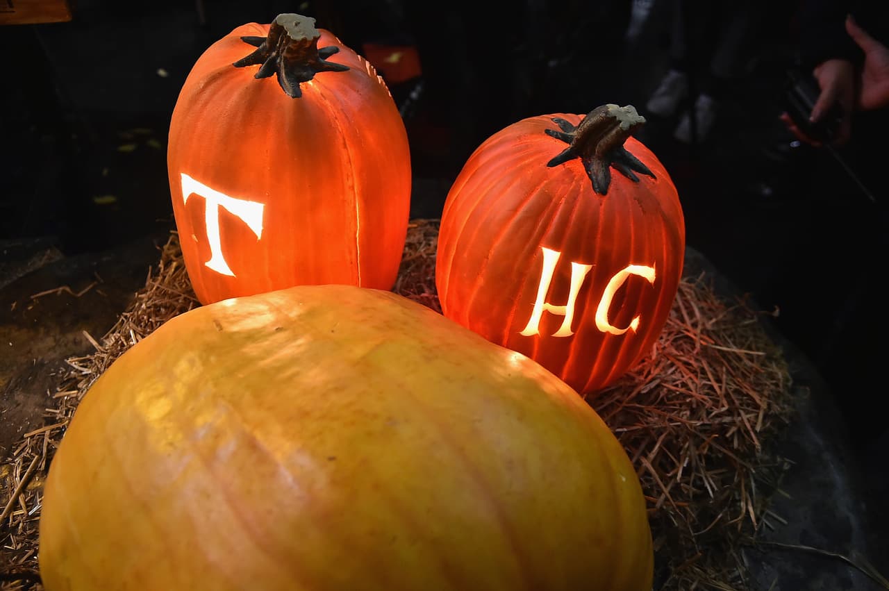 Cada calabaza cuenta con identificación: la T corresponde a Donald Trump y la HC a Hillary Clinton.