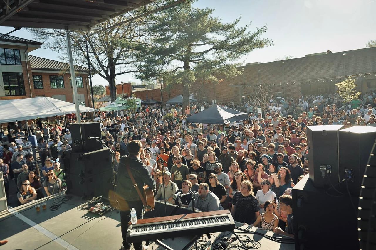<b><a href="https://www.bondbrothersbeer.com/general-info">Mid-Town Square Spring Festival en Cary (8 de abril)</a></b>. Este festival gratuito presenta camiones de comida, artistas locales, música en vivo y las cervezas de Bond Brothers.
<br>
<br>
<b><a href="https://goo.gl/maps/enWwyzwme44nzVxh7">Cómo llegar</a></b>
