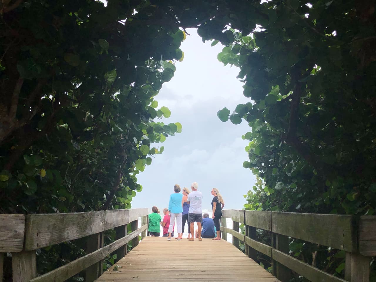 Algunas millas más al norte de Indialantic, en el parque de playa Canova, el escenario era el mismo: familias y grupos de amigos tomándose fotos con el mar revuelto de fondo.