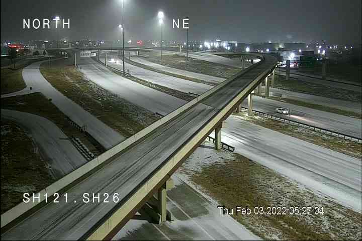Las autoridades advierten que
<a href="https://www.univision.com/local/dallas-kuvn/como-conducir-en-las-carreteras-durante-el-tiempo-invernal-en-el-norte-de-texas-video">manejar sobre los puentes congelados</a> es sumamente peligroso.
<br>