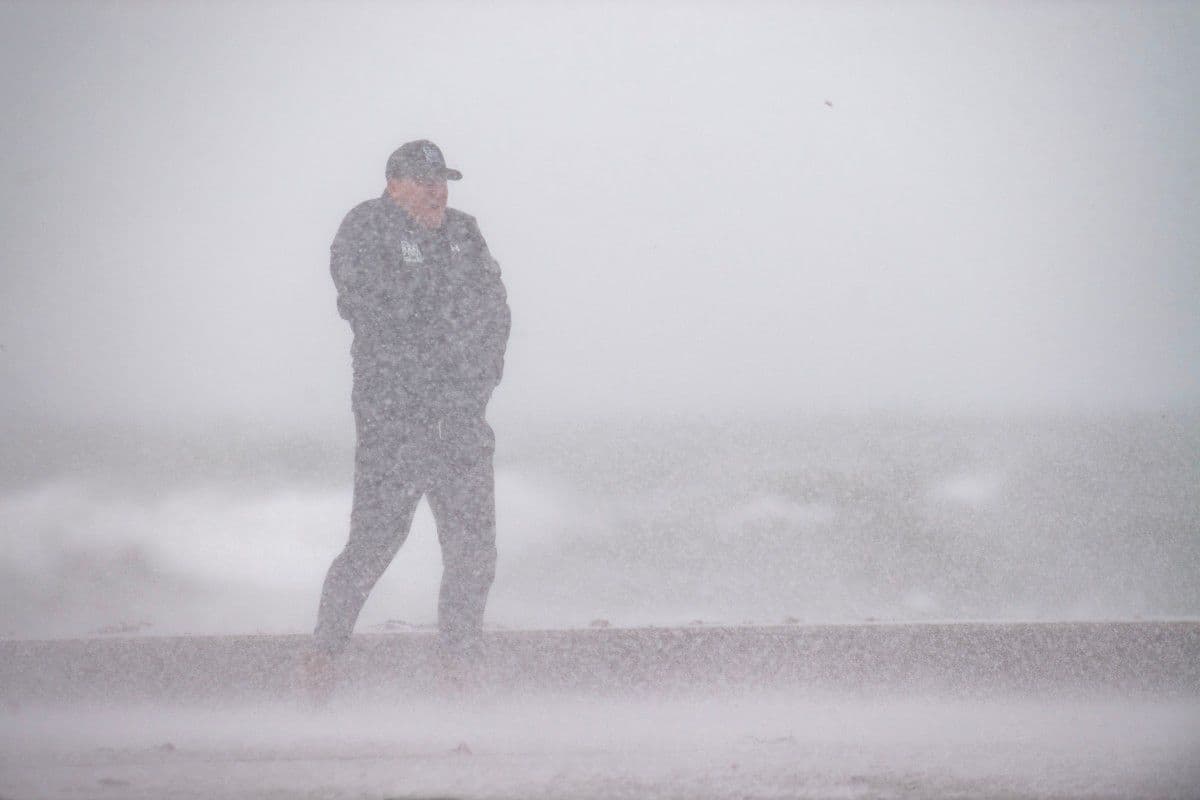 Una persona que se encontraba en la orilla quedó sumergida por el agua mientras las olas azotaban la costa durante la tormenta Nor'Easter en Marshfield, Massachusetts, el 26 de septiembre de 2026.