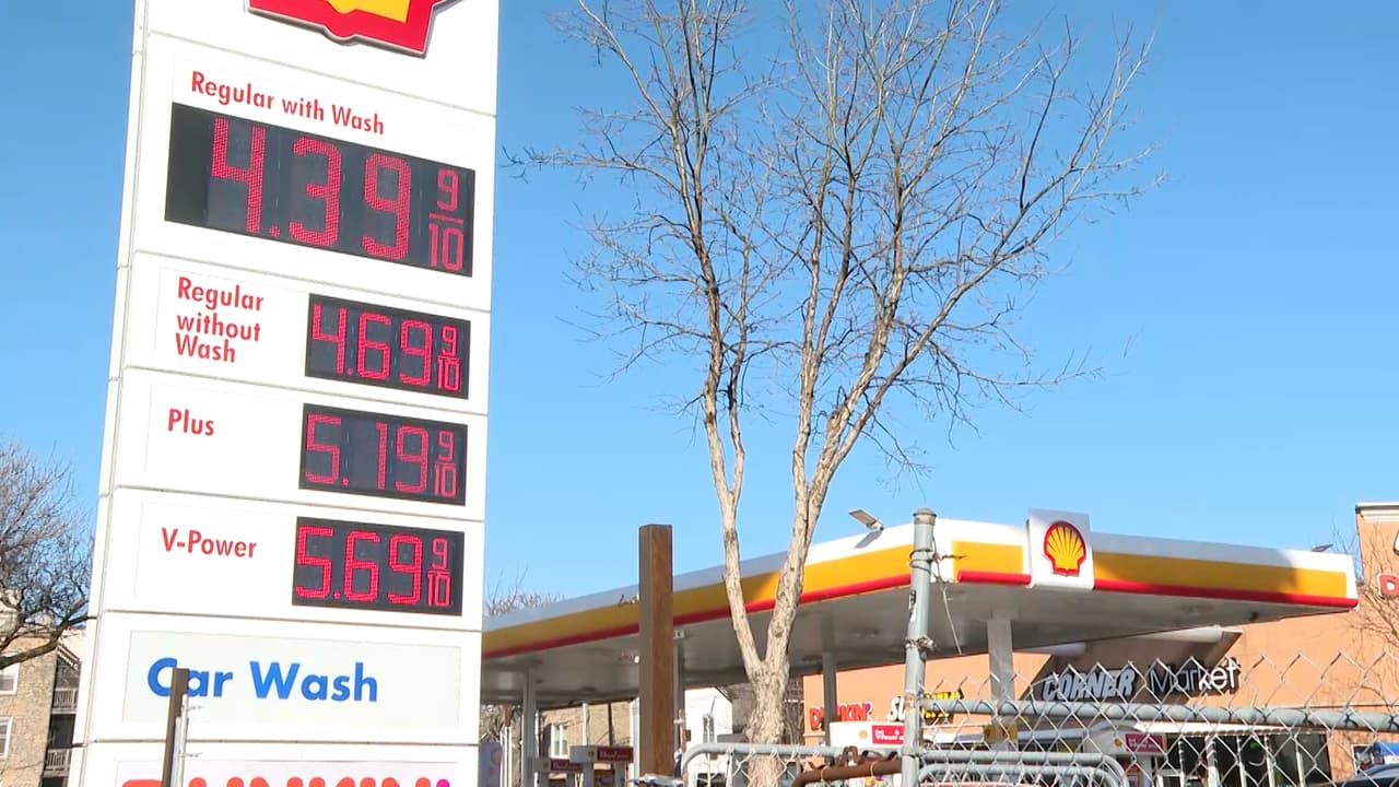 En el
<b>condado de Lake</b>, el precio promedio del 9 de marzo de la gasolina regular es d
<b>e 3.56 dólares por galón</b>, mientras que la gasolina de grado medio cuesta
<b>4.12 dólares y </b>la premium
<b> 4.66 dólares.</b>
<br>
<br>El domingo, los precios eran de
<b> 3.54 dólares</b> para la regular, 4.10 para la de grado medio y
<b>4.64 para la premium</b>.