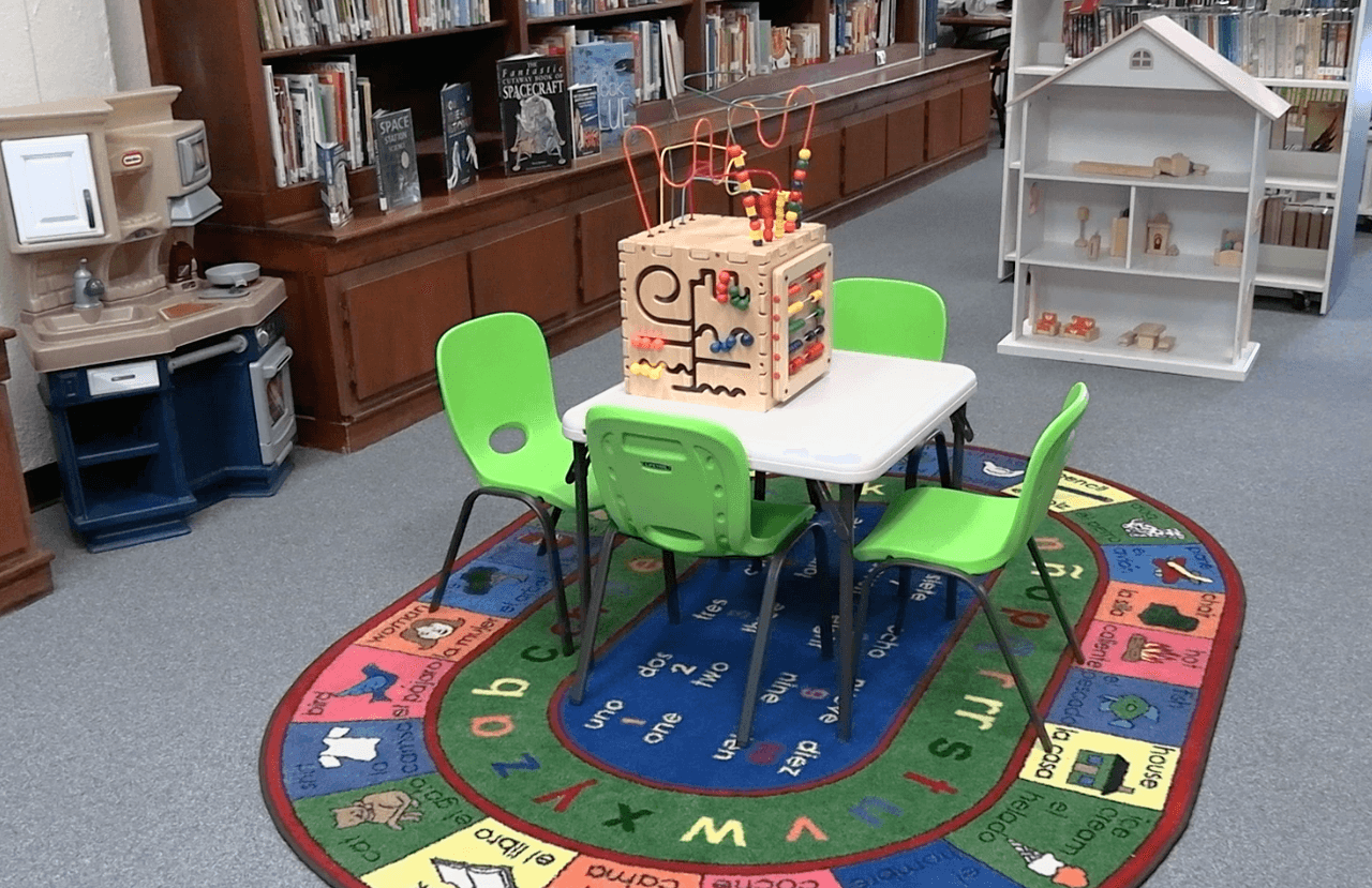 La mujer hacía voluntariado en la Biblioteca Pública Eula Hunt Beck Florence y le leía a los niños en edad preescolar todas las semanas.