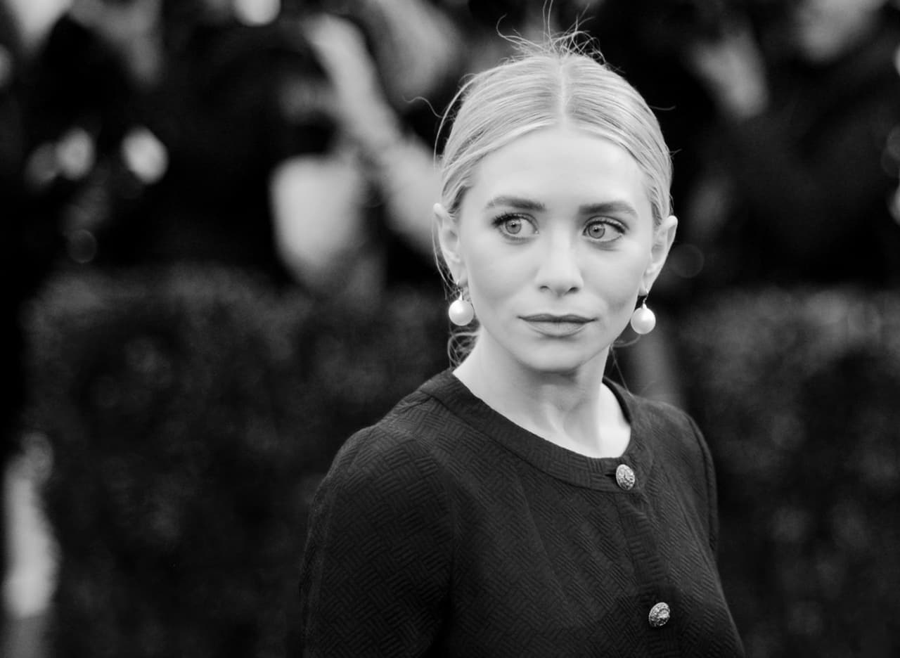 <b>Ashley Olsen</b>
<br>La diseñadora de modas y actriz es muy reservada sobre su vida privada, pero muchos
<a href="http://www.independent.ie/style/celebrity/celebrity-news/ashley-olsen-has-been-living-with-incurable-lyme-disease-for-several-years-says-friend-31207300.html"><u>medios</u></a> han especulado que ha sufrido la enfermedad durante años y que esta le ha generado dolores articulares y problemas de corazón.