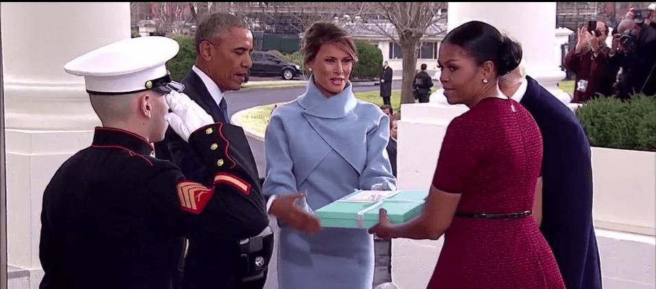 Finalmente Barack Obama tomó el regalo y se lo entregó a alguien del staff que apareció de milagro por la puerta, para que su esposa recuperara la compostura.