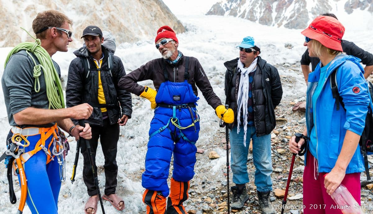 Iñurrategi, Vallejo y Zabalza decidieron comenzar el ascenso para buscar al alpinista temprano el lunes 24. Tras 12 horas de subir, llegaron a la posición de Annovazzi. Le dieron alimentos y bebida y lo bajaron hasta el campo subsiguiente en el descenso, a 6,500 metros de altura. En la imagen, en el centro, Valerio Annovazzi, repuesto y bajando del cerro.