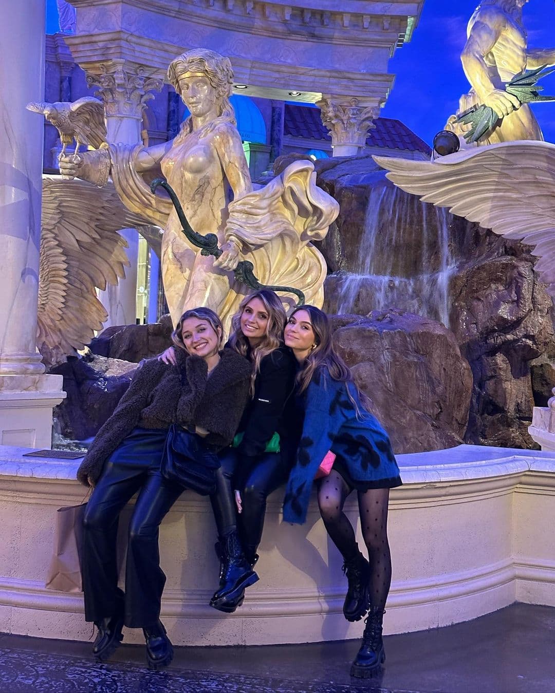 Las nuevas fotos de la actriz y el productor han avivado las versiones de que supuestamente han recuperado su amor
<br>