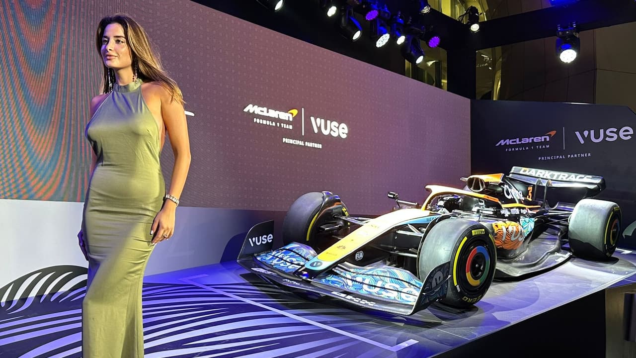 Lo hizo a bordo del monoplaza de Lando Norris, con diseños de la artista Anna Tangles.