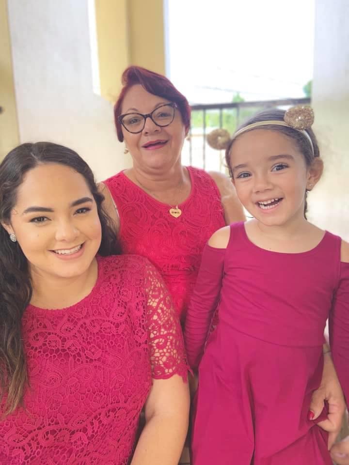 "Si alguien me enseñó a mirar la vida con una sonrisa fue ella; mi mamá. Gracias por tu entrega y por todo lo que me has enseñado, eres mi mayor ejemplo".
<br>
<br>-Sujeily Ortiz, asistente de producción