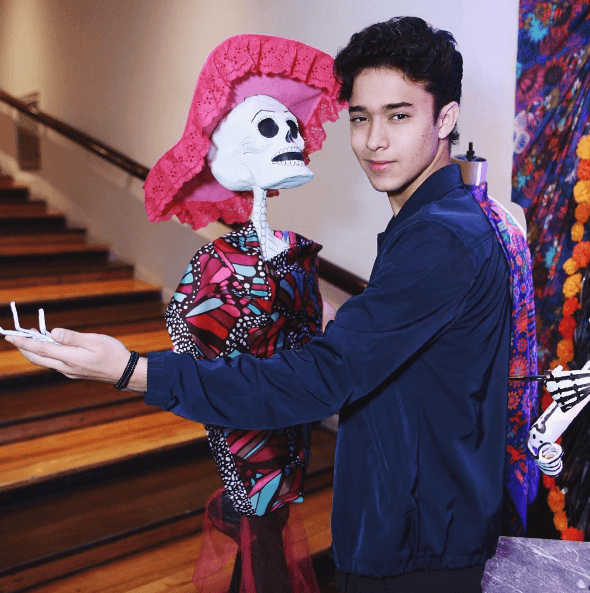 Antes de ser famoso su vida era la de un chico normal, con su familia y en la escuela.