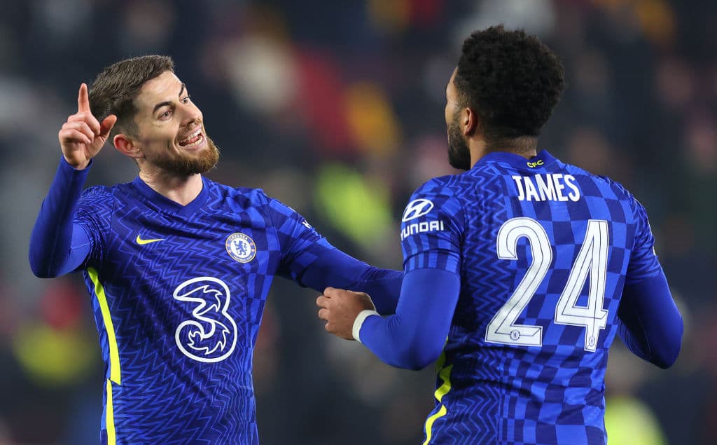 Chelsea vence tranquilamente 0-2 al Brentford, Liverpool sufre frente al Leicester City y tras un empate 3-3 consiguen el pase en la tanda de penaltis, Tottenham sabe aprovechar su localía y vencen 2-1 al west Ham United.