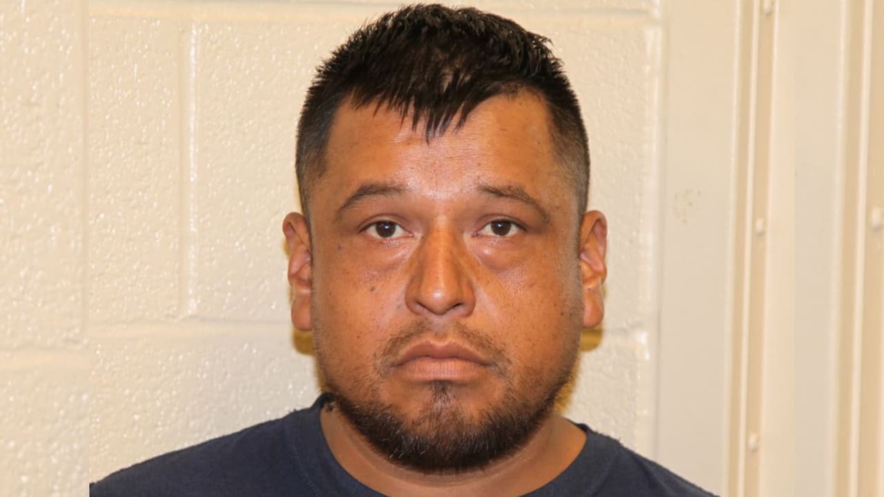 Faustino Guzman Fabian, un ciudadano mexicano, fue arrestado cuando reingresó al país por Nogales, había sido condenado por tomarse libertades indecentes con niños en North Carolina.