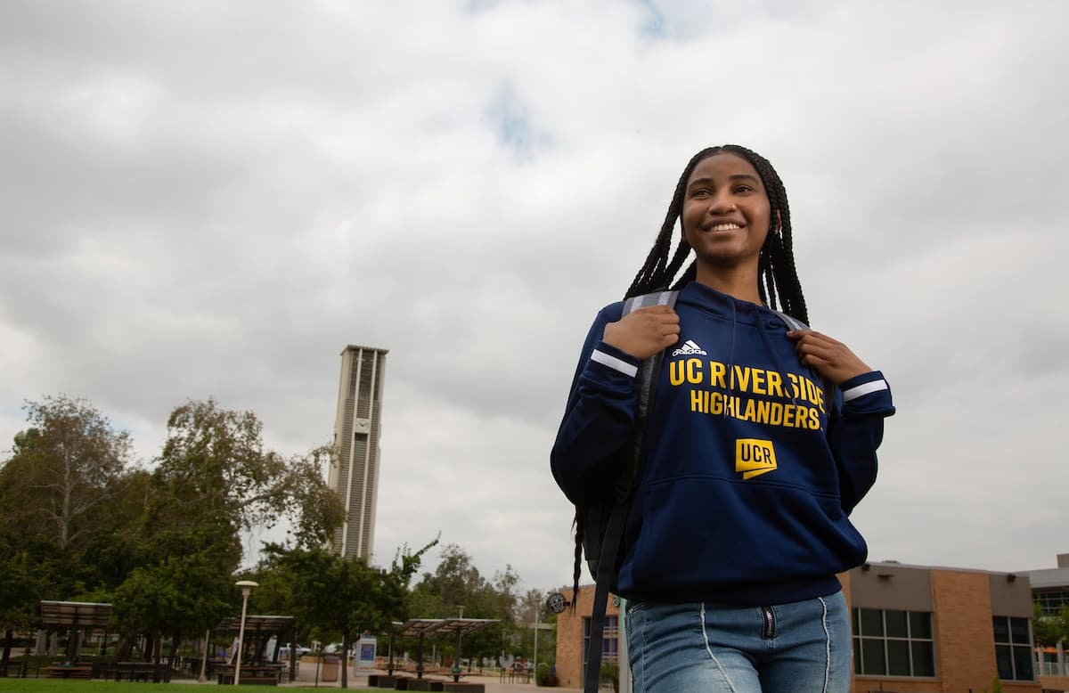 <b>Universidad de California -Riverside, </b>ubicada en el condado de Riverside
<br>
<b>Ranking Nacional: <a href="https://www.usnews.com/best-colleges/ca?schoolType=national-universities" target="_blank">Nº83 en el ranking Nacional</a></b>
<br>
<b>Matrícula 2022 y costos asociados: </b>$43,500 -$14,000,
<b> </b>dependiendo si eres residente del estado
<br>
<b>Salario promedio al egresar: </b>$52,400