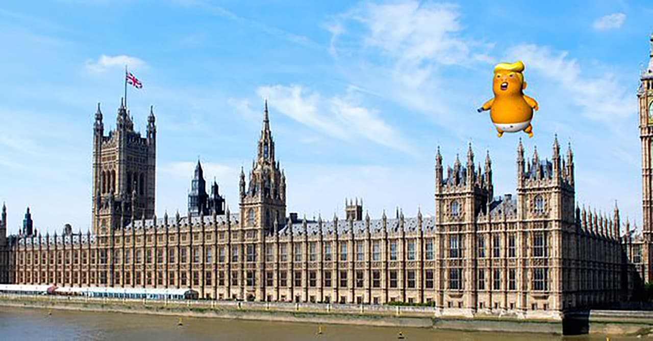 "Haz que nuestro bebé inflable, de seis metros de altura, color naranja, una cara malévola y manos diminutas, vuele sobre el centro de Londres durante la visita de Trump a Reino Unido", se lee en la descripción del proyecto de Murray en Crowdfunder. La imagen del 'Baby Trump' sobre el parlamento británico es un montaje que ha estado circulando en las redes sociales.