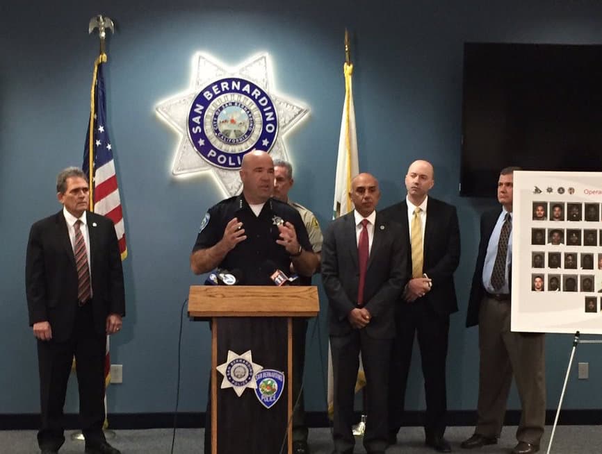 Sheriff de San Bernardino anuncia resultados de operativo.