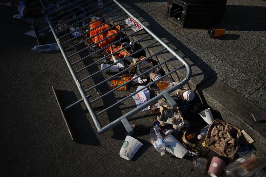 Entre los
<b>desechos encontrados se observaron restos de comida, vasos de café desechables y bolsas de papel.</b>
