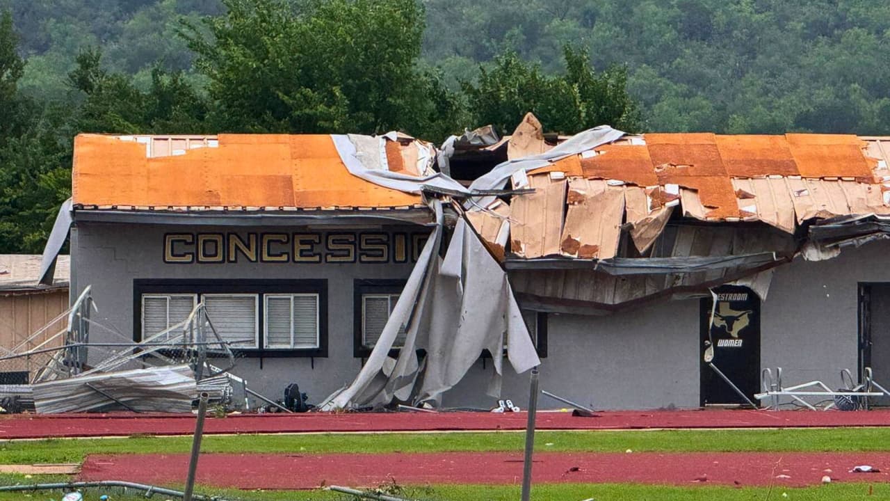 <b>La única escuela <a href="https://www.gordonisd.net/en-US" target="_blank">del distrito escolar Gordon ISD</a></b>, recién remodelada, amaneció con severos daños: el techo de uno de sus edificios fue arrancado, paredes quedaron colapsadas y las gradas del campo de béisbol estaban completamente retorcidas. El distrito canceló clases este lunes y no ha confirmado cuándo se reanudarán.